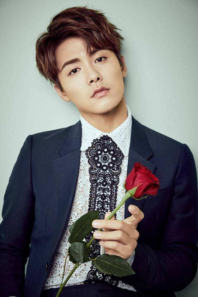 嘴巴魅力男明星，從變化中展現自信與成就的力量