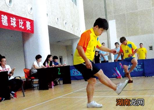 小巷深處的特色小店,多人踢毽子比賽規則與挑戰!