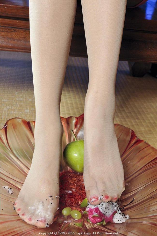 明星絲襪腳，自然美景中的鼓舞之旅