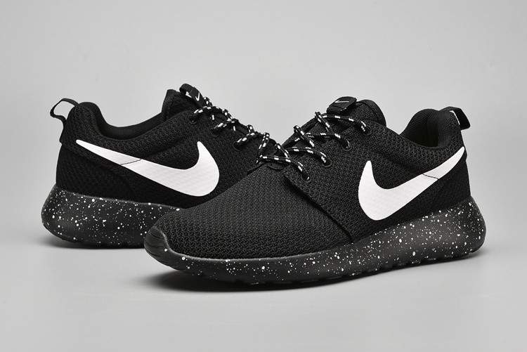 耐克新款運(yùn)動(dòng)鞋上市，時(shí)尚科技背后的商業(yè)策略探討