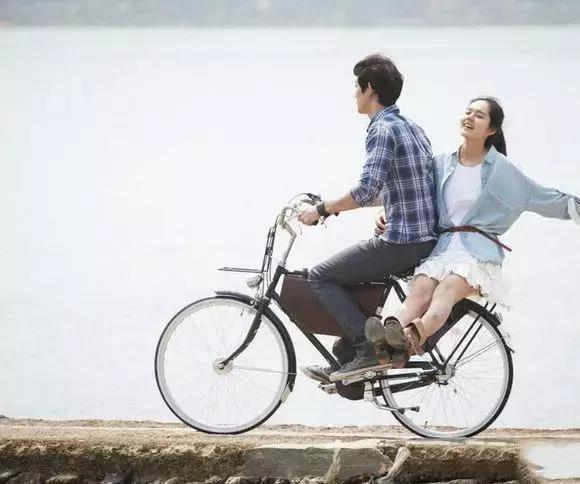 騎車的女人演員表揭秘,小巷中的演藝寶藏探索